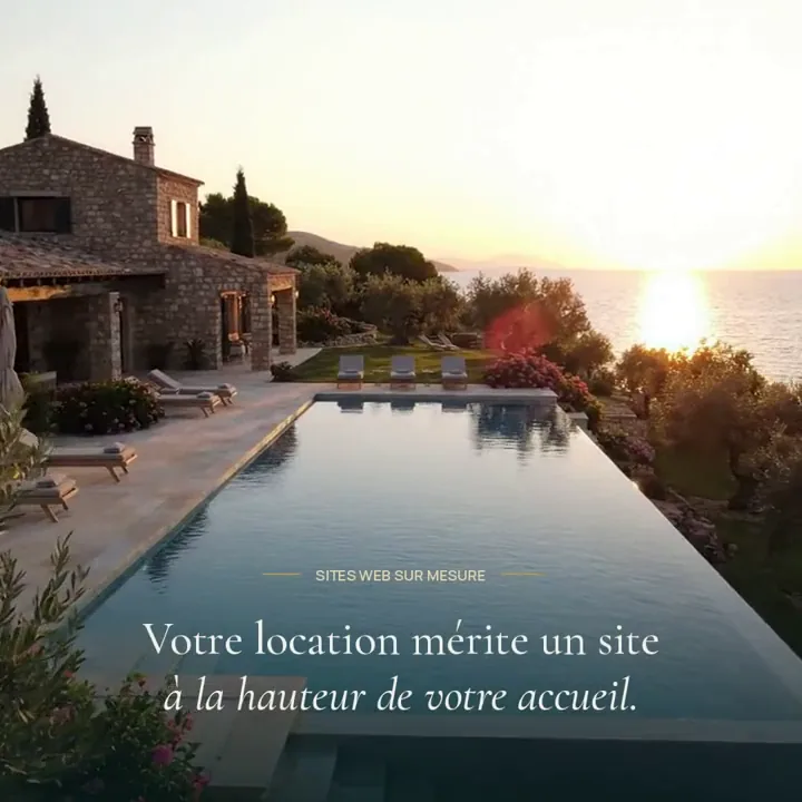 Villa avec piscine au coucher du soleil